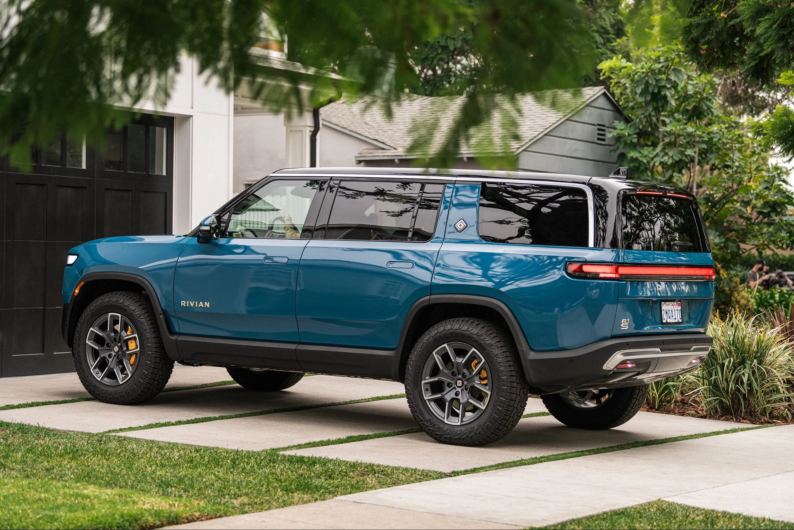 Rivian R1S gallery 1