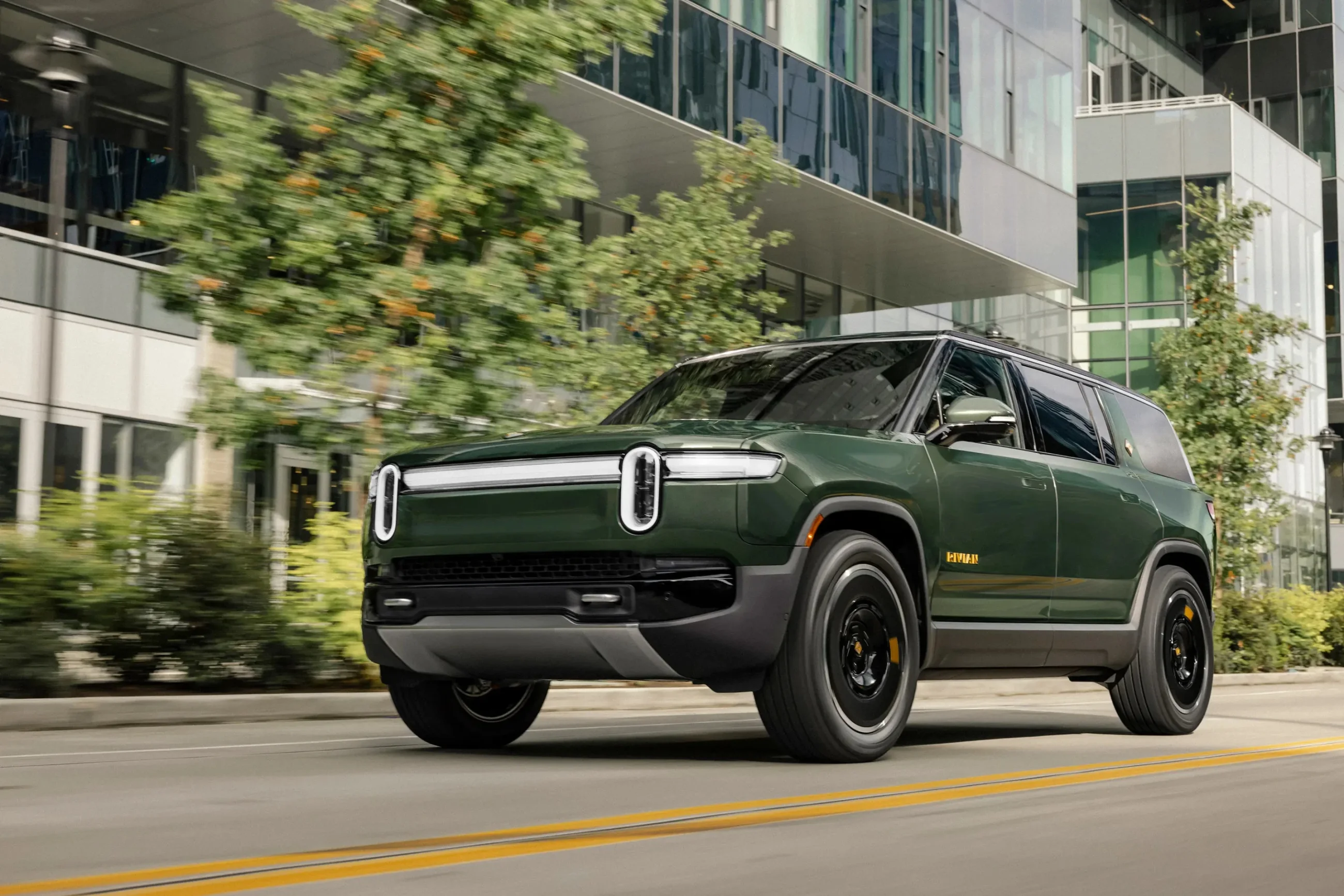 Rivian R1S - Image 20