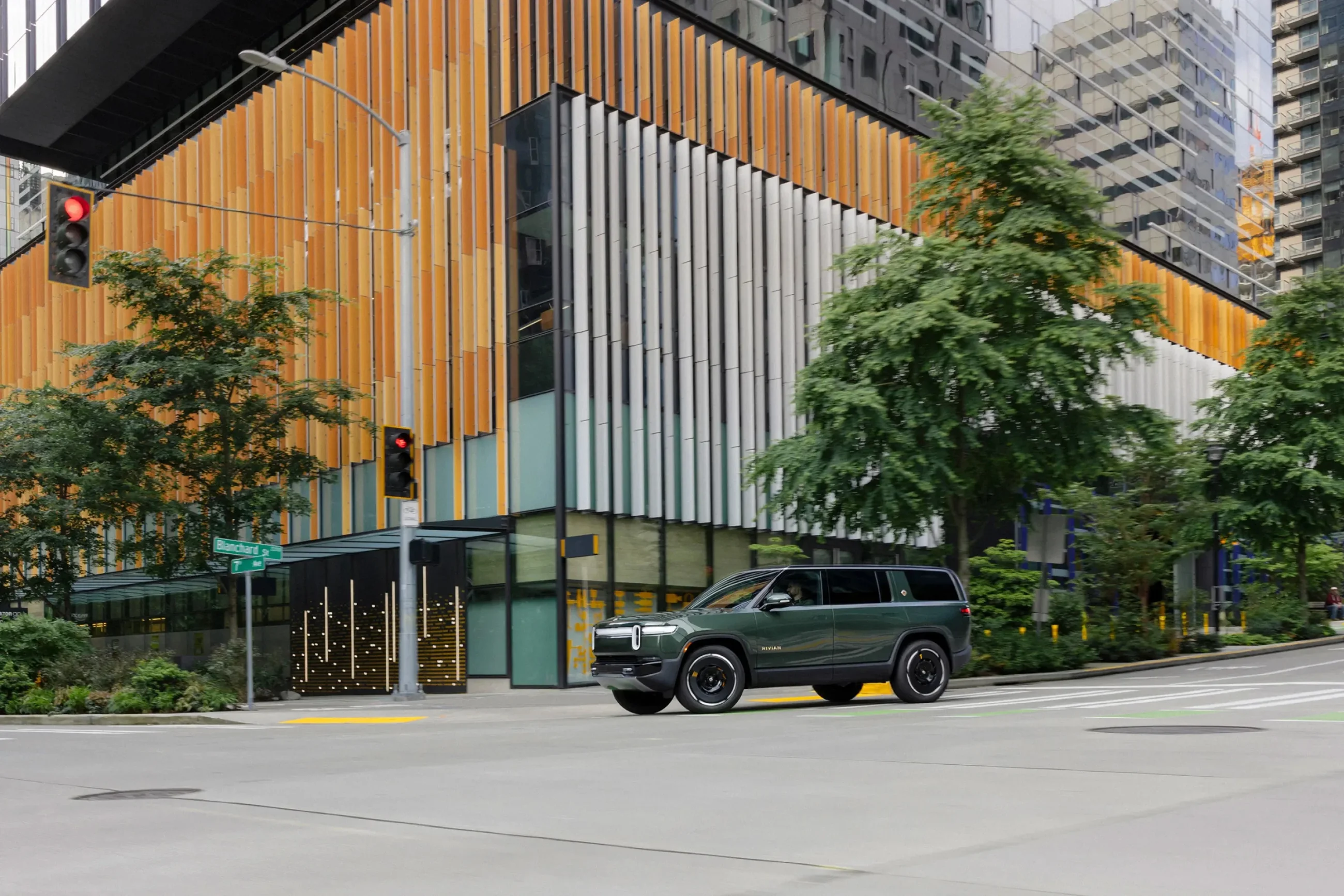 Rivian R1S - Image 23