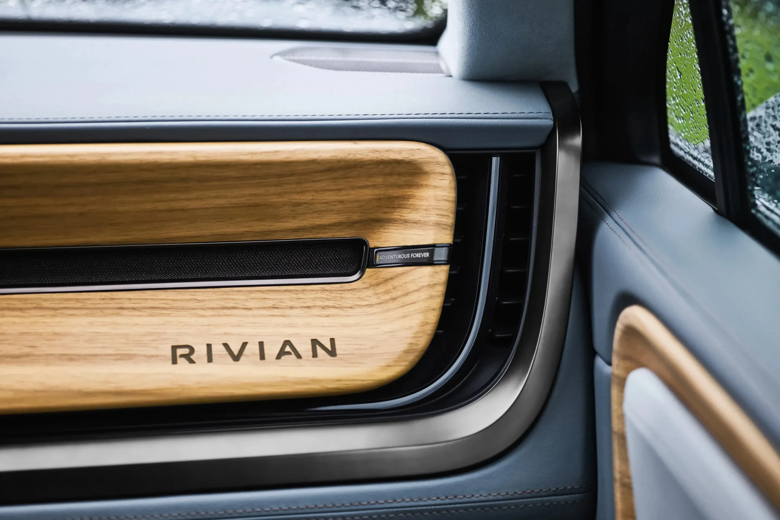 Rivian R1S - Image 26