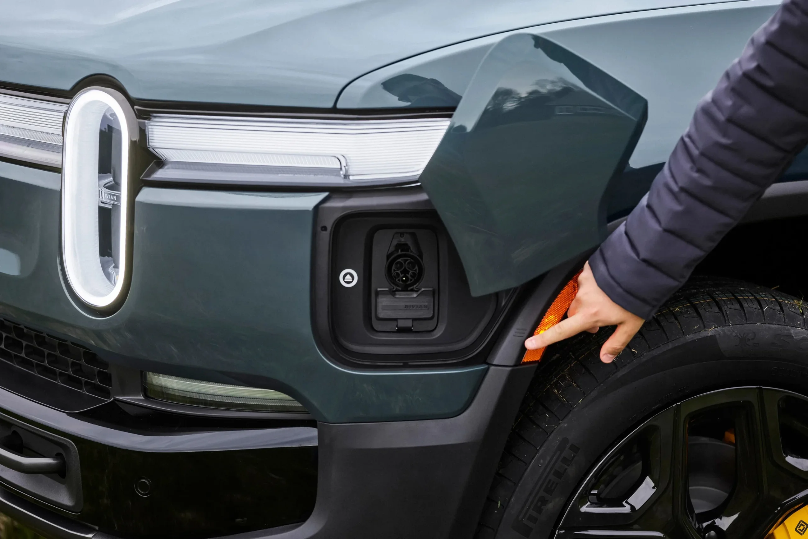 Rivian R1S - Image 27
